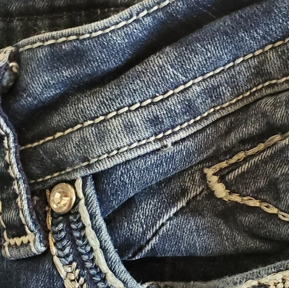 Women's Vigoss size 7/8 dark denim distressed jeans. The Chelsea bootcut. - Picture 5 of 16